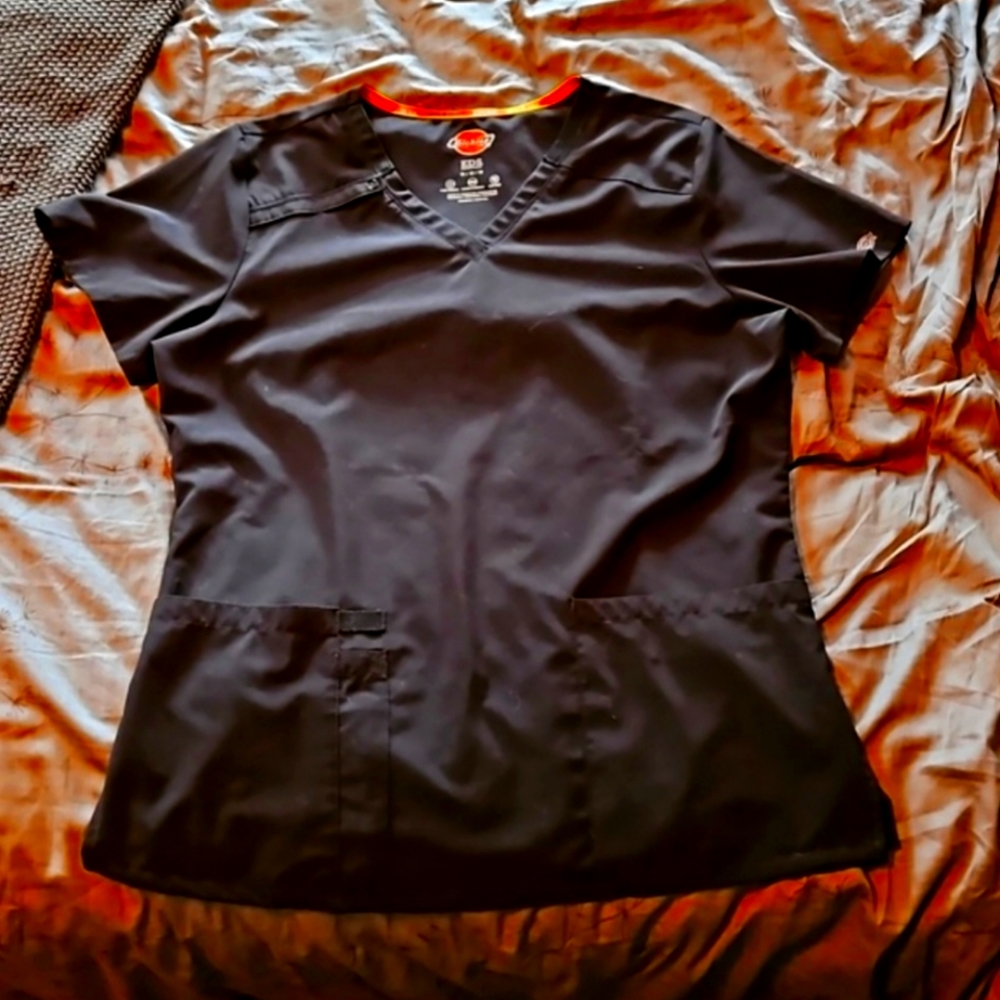Dickes Size M Scrub Top